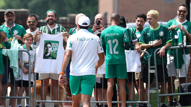Abel Ferreira vai ao encontro da torcida em Greesbouro, nos Estados Unidos (Foto: Cesar Greco/Palmeiras)